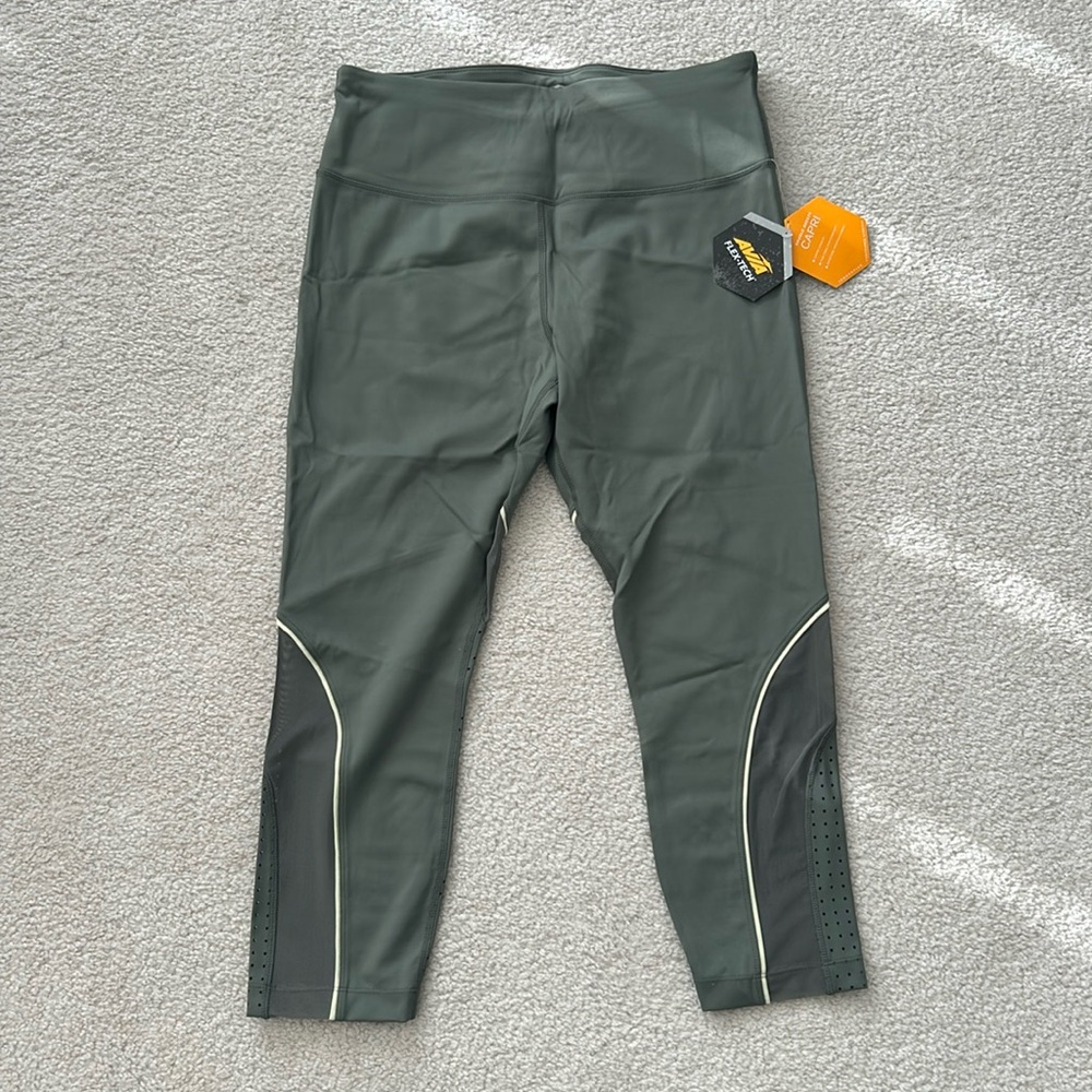 Women’s Avia flex-tech workout capris size L NWT